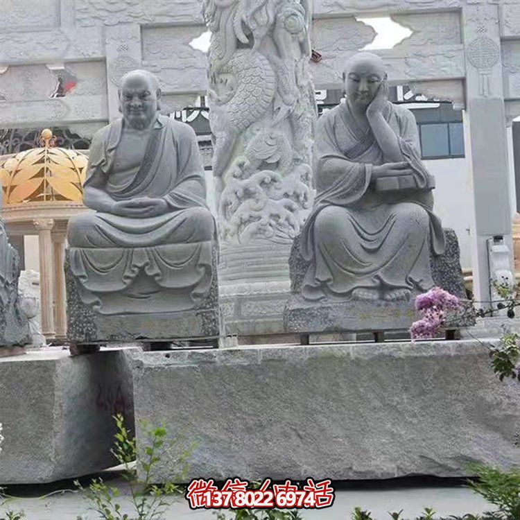 大型戶外石雕佛像雕塑，裝點美麗的寺院園林