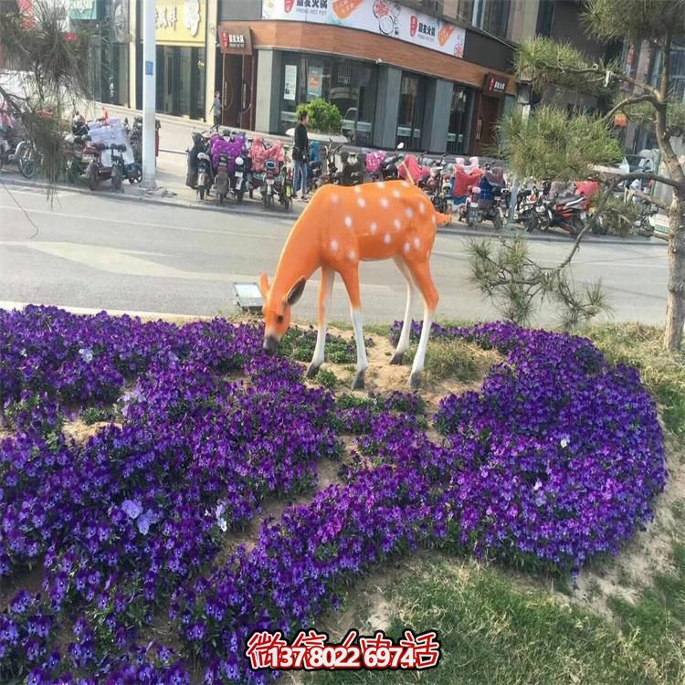 仿真鹿雕塑，在草叢中擺放，玻璃鋼打造