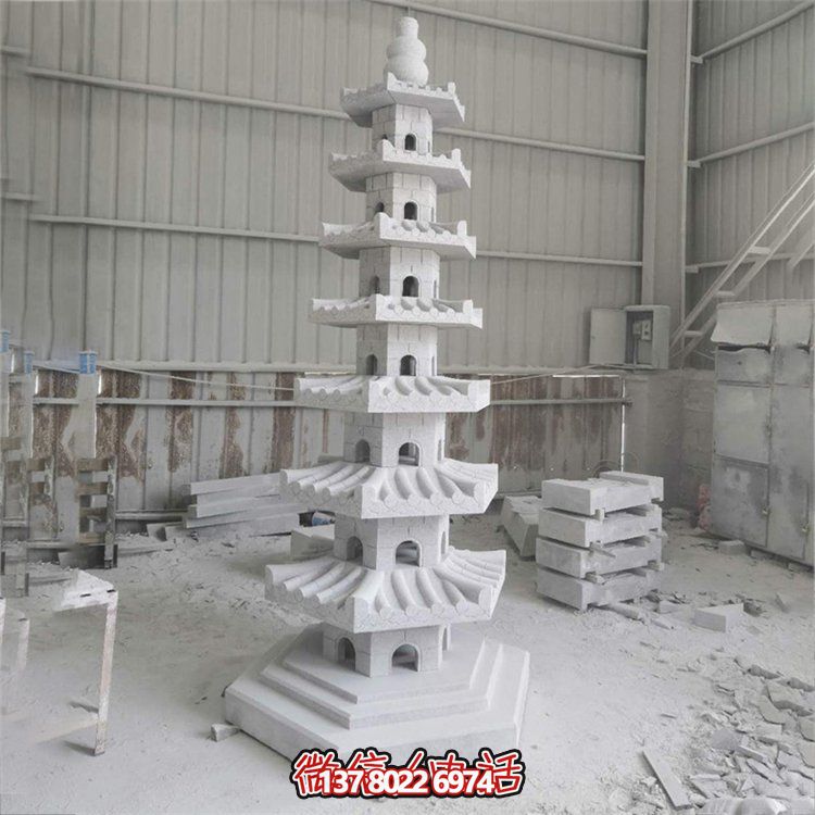 天然青石多層石佛塔，雕刻精美，為寺廟擺放