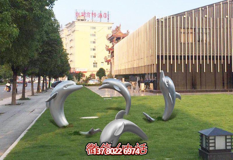 不銹鋼海豚形象雕塑，給草坪增添獨特姿態(tài)