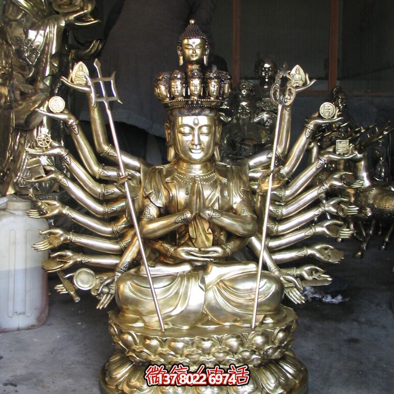 鎏金菩薩雕塑，供奉觀音祈福