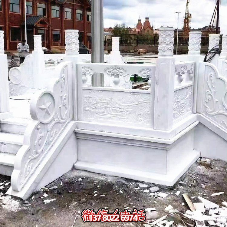 漢白玉升旗臺(tái)，做工精美，安全防護(hù)欄桿