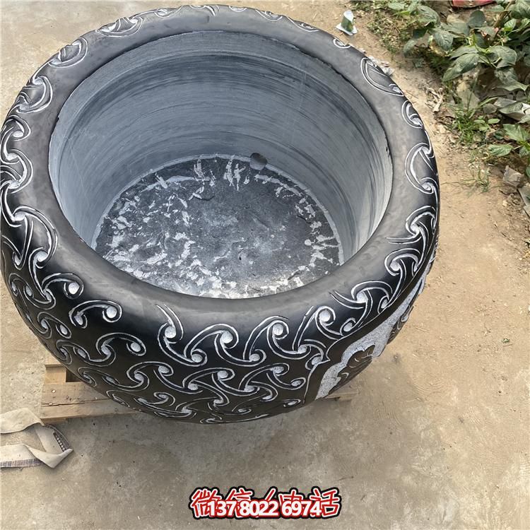 仿古大理石浮雕花紋花盆，營造優雅庭院空間