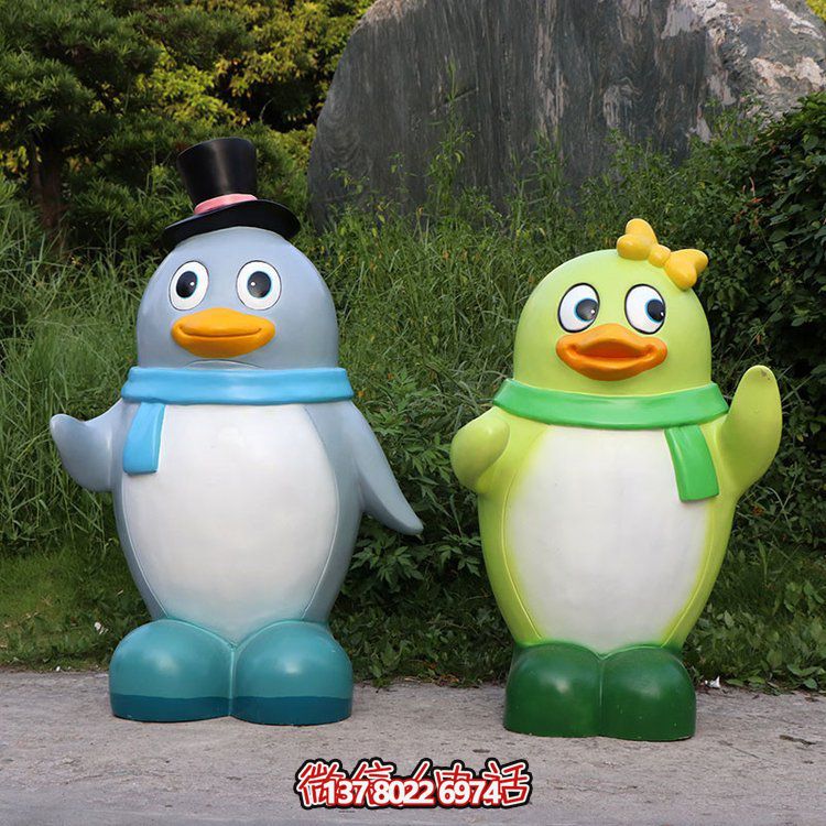 玻璃鋼彩繪企鵝景觀公仔，為幼兒園戶外擺件