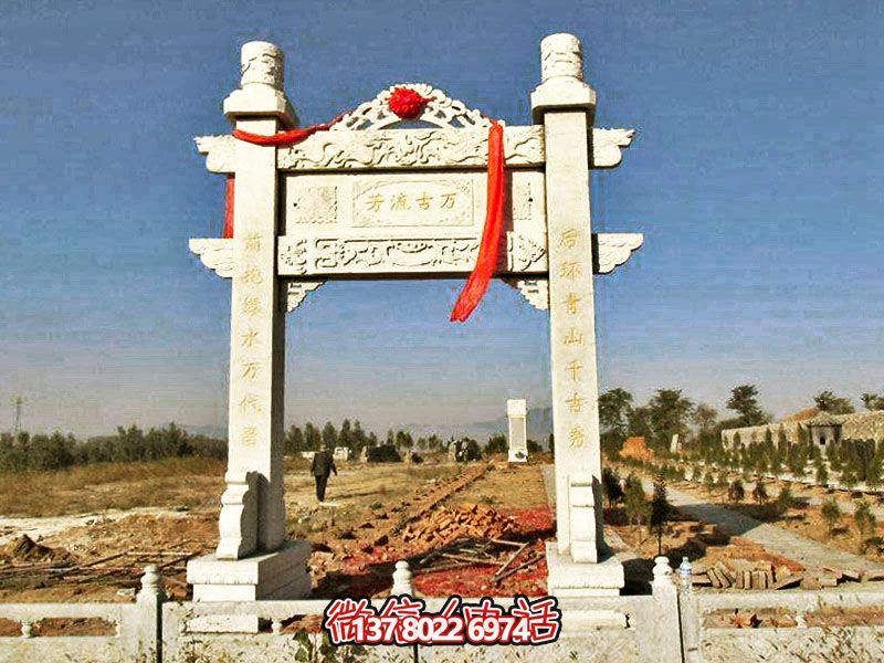 花崗巖簡易牌坊，擺放石墓地