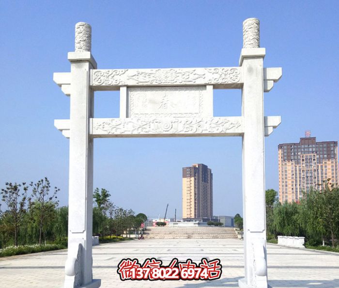 簡(jiǎn)易大理石牌樓，為公園廣場(chǎng)擺放單門