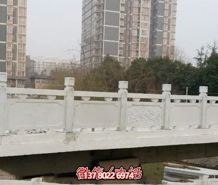 漢白玉鑲嵌欄桿，雕塑點綴美麗小區公園