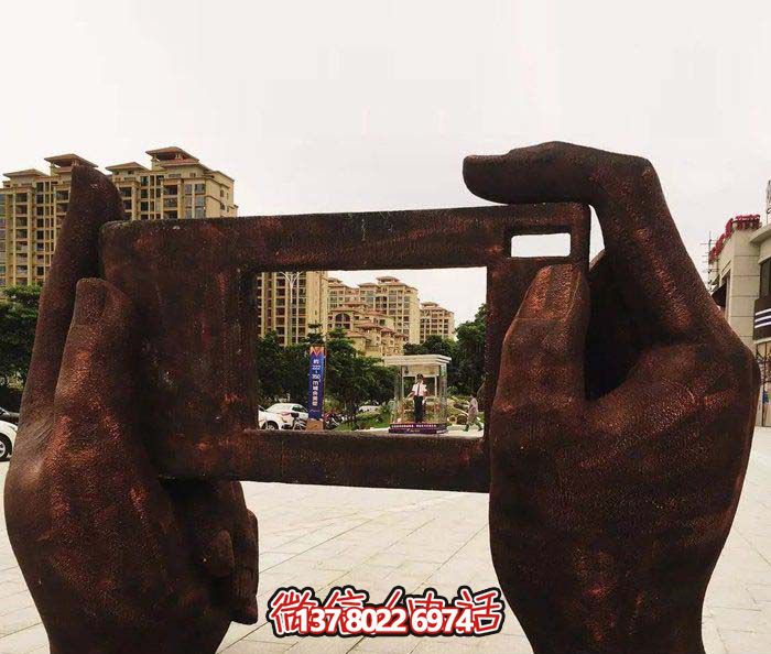 廣場學(xué)院手拿相機(jī)創(chuàng)意紅銅手型雕塑